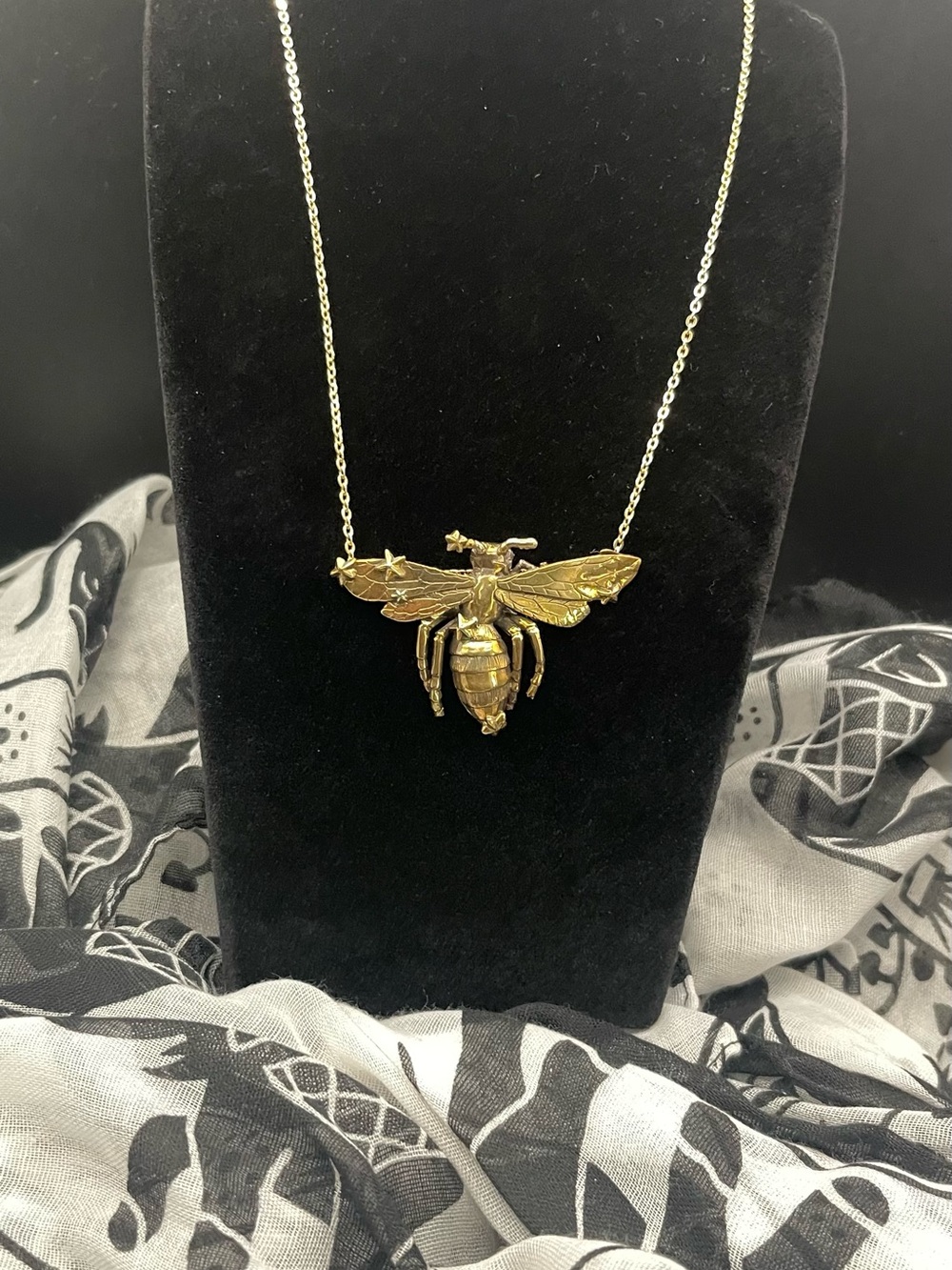 NWT Never Worn Reagan Charleston Apis Bee Pendant Necklace 18”